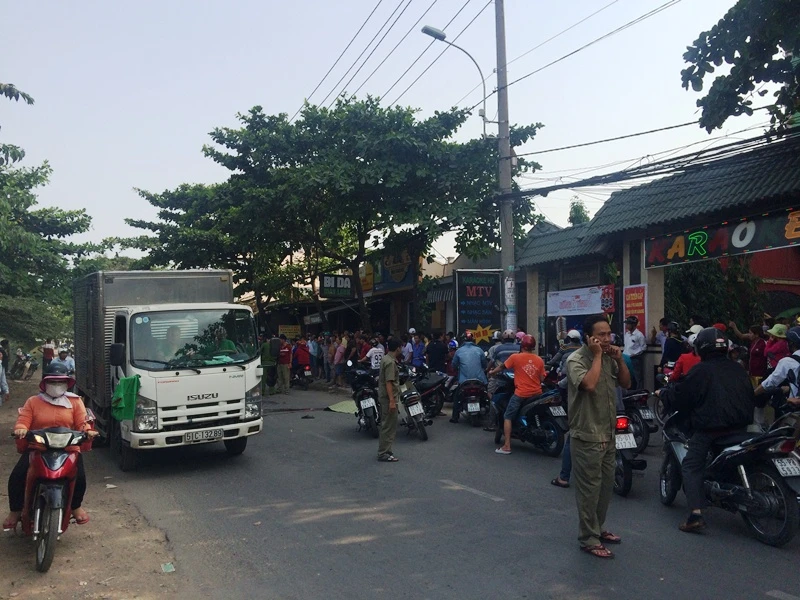 Vật lộn trên vệ đường, người đàn ông bị xe đụng chết thương tâm ảnh 1 Vật lộn trên vệ đường, người đàn ông bị xe đụng chết thương tâm ảnh 1